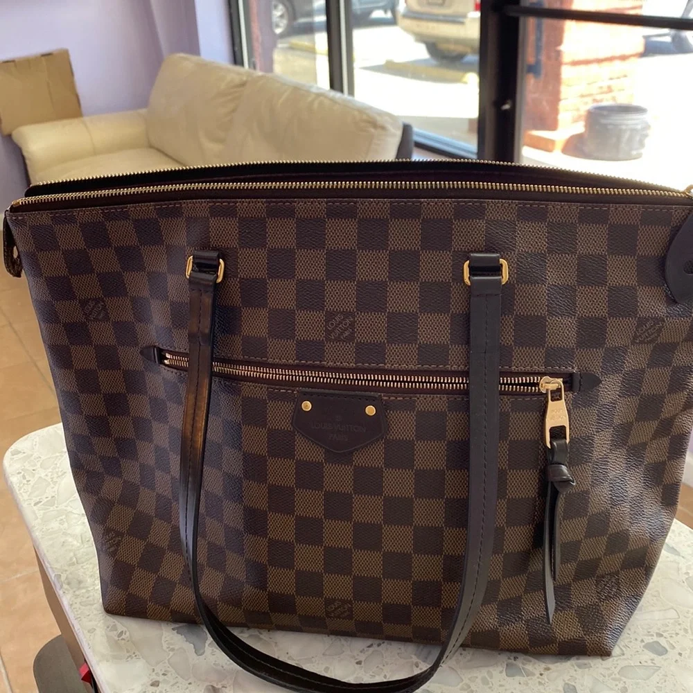 Louis Vuitton - Picture 1 of 8